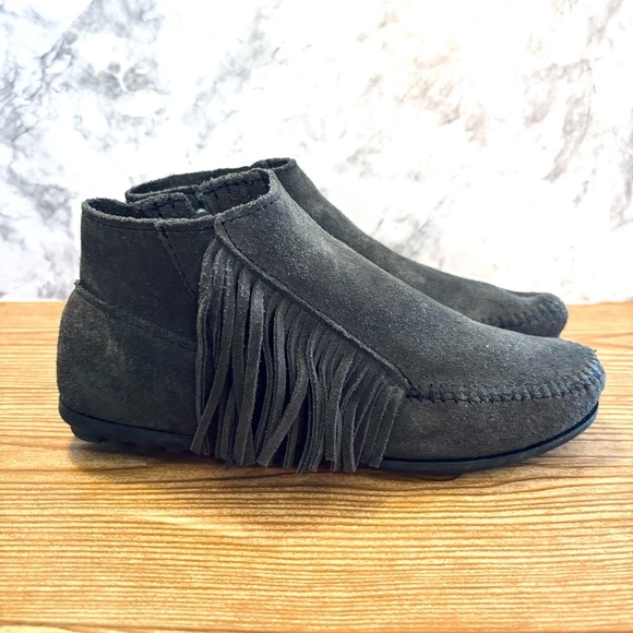 Minnetonka Gray Suede Leather Fringe Ankle Boots Booties Size 7 Western Moccasin - Picture 3 of 6